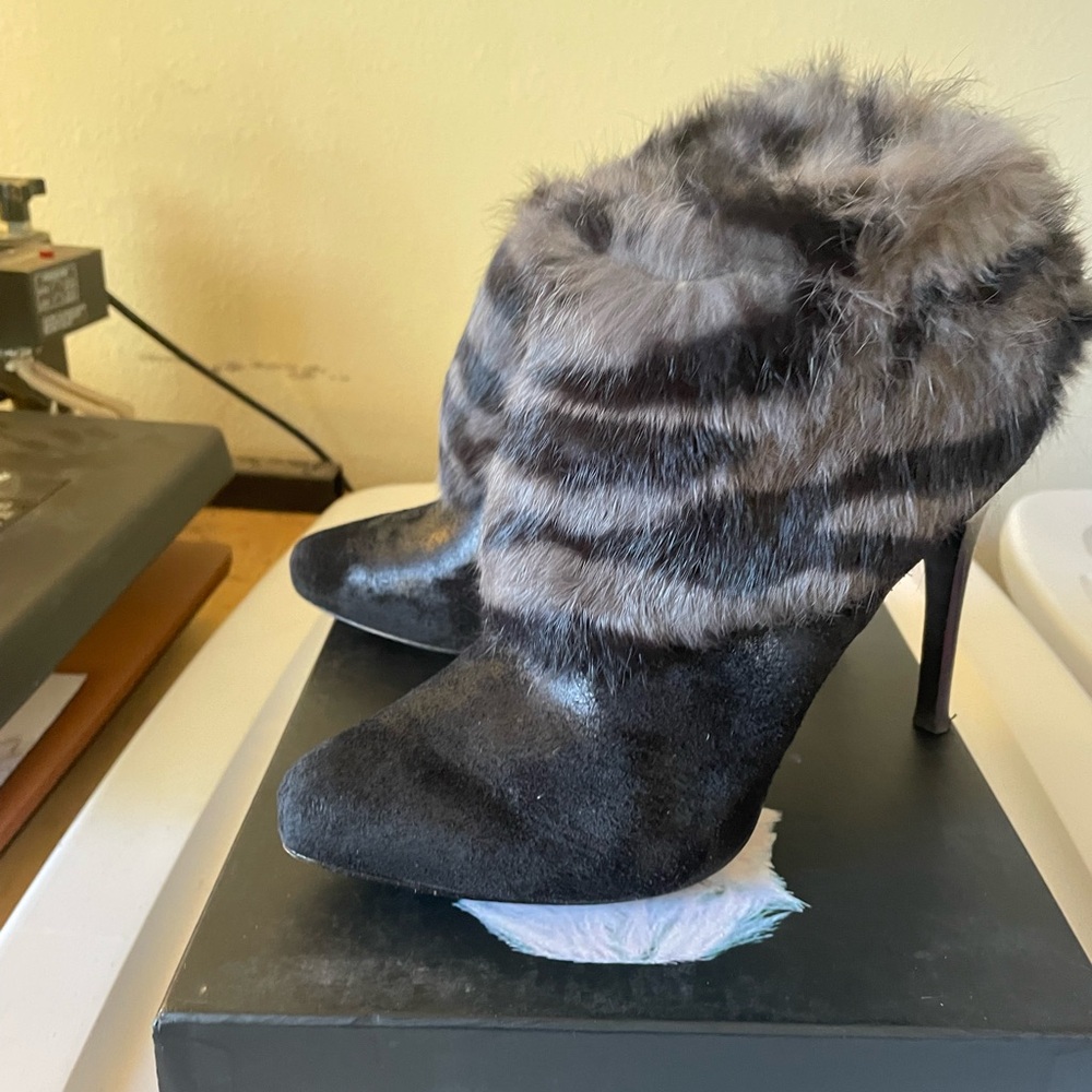 Donald Pliner heeled booties size 9